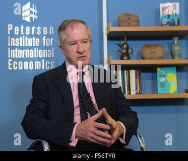 Washington, DC, Stati Uniti d'America. 28 ott 2015. Nicholas Lardy, senior fellow presso il Peterson Institute for International Economics (PIIE), parla durante un'intervista con Xinhua in Washington, DC, Stati Uniti, 28 ottobre 2015. Credito: Bao Dandan/Xinhua/Alamy Live News Foto Stock