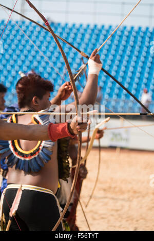 Palmas, Brtazil. 28 ott 2015. Arcieri pratica a livello internazionale giochi indigeni, nella città di Palmas, stato di Tocantins, Brasile. Credit: Sue Cunningham/fotografica Alamy Live News Foto Stock