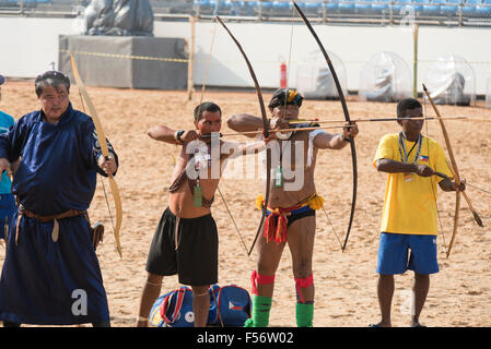 Palmas, Brtazil. 28 ott 2015. Arcieri dai quattro paesi in pratica a livello internazionale giochi indigeni, nella città di Palmas, stato di Tocantins, Brasile. Credit: Sue Cunningham/fotografica Alamy Live News Foto Stock