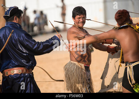 Palmas, Brtazil. 28 ott 2015. Brasiliano e il mongolo arcieri frecce di scambio durante la pratica a livello internazionale giochi indigeni, nella città di Palmas, stato di Tocantins, Brasile. Credit: Sue Cunningham/fotografica Alamy Live News Foto Stock