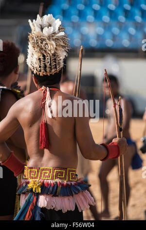 Palmas, Brtazil. 28 ott 2015. Un indigeni brasiliani archer attende a sparare durante la internazionale giochi indigeni, nella città di Palmas, stato di Tocantins, Brasile. Credit: Sue Cunningham/fotografica Alamy Live News Foto Stock