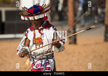 Palmas, Brtazil. 28 ott 2015. Un messicano contestant controlla le sue frecce durante il tiro con l'arco al concorso internazionale giochi indigeni, nella città di Palmas, stato di Tocantins, Brasile. Credit: Sue Cunningham/fotografica Alamy Live News Foto Stock