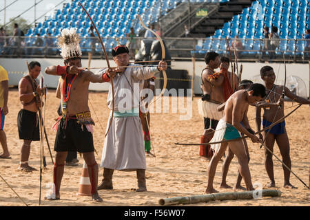 Palmas, Brtazil. 28 ott 2015. Il brasiliano, mongola e Phillippino arcieri indigeni pratica durante la internazionale giochi indigeni, nella città di Palmas, stato di Tocantins, Brasile. Credit: Sue Cunningham/fotografica Alamy Live News Foto Stock