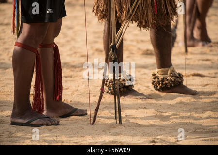 Palmas, Brtazil. 28 ott 2015. Arcieri ad attendere il loro turno per sparare durante la internazionale giochi indigeni, nella città di Palmas, stato di Tocantins, Brasile. Credit: Sue Cunningham/fotografica Alamy Live News Foto Stock