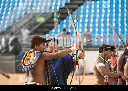 Palmas, Brtazil. 28 ott 2015. Un brasiliano e un arciere mongolo sparare durante la pratica a livello internazionale giochi indigeni, nella città di Palmas, stato di Tocantins, Brasile. Credit: Sue Cunningham/fotografica Alamy Live News Foto Stock