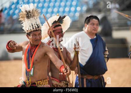 Palmas, Brtazil. 28 ott 2015. Brasiliano e il mongolo arcieri pratica durante la internazionale giochi indigeni, nella città di Palmas, stato di Tocantins, Brasile. Credit: Sue Cunningham/fotografica Alamy Live News Foto Stock