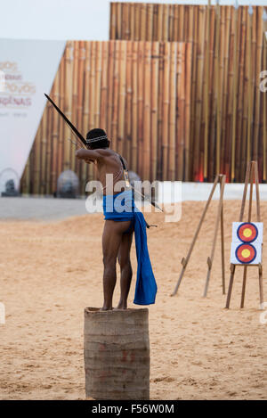 Palmas, Brtazil. 28 ott 2015. Un arciere Phillippino dimostra la sua tecnica durante la internazionale giochi indigeni, nella città di Palmas, stato di Tocantins, Brasile. Credit: Sue Cunningham/fotografica Alamy Live News Foto Stock