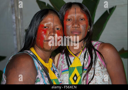 Palmas, Brtazil. 28 ott 2015. Due fieri Kayapo donne indigene posano per una foto a livello internazionale giochi indigeni, nella città di Palmas, stato di Tocantins, Brasile. Credit: Sue Cunningham/fotografica Alamy Live News Foto Stock