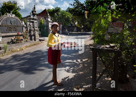 BALI Nusa Penida isola, Indonesia - 28 luglio 2015: Ragazza Balinese con offerte di fronte home tempio sulla luglio 27, 2015 in nu Foto Stock