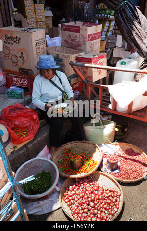 SULAWESI, Indonesia - 8 agosto 2015:, mercato tradizionale con locali di frutta e verdura in città Tomohon, Sulawesi,Agosto Foto Stock