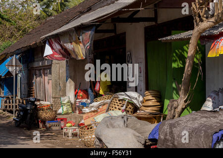 PENIDA ISOLA, INDONESIA - GIUGNO 29.2015: Mercato nel Villaggio Toyapakeh, Nusa Penida, Bali Giugno 29. 2015 Indonesia Foto Stock