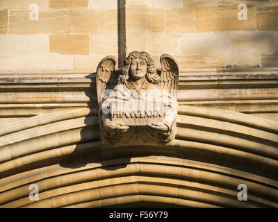 In pietra scolpita sopra angelo ingresso alla St John's College di Oxford St Giles Oxford Inghilterra REGNO UNITO Foto Stock