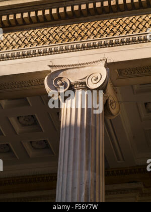 Dettaglio della colonna di ordine ionico Ashmolean Museum di Oxford Inghilterra REGNO UNITO Foto Stock