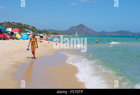 Costa Rei, Italia - 25 agosto: persone non identificate in spiaggia, giornata di sole in estate, cristallo e mare blu in Sardegna nel mese di agosto Foto Stock