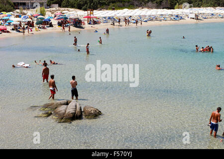 Costa Rei, Italia - 25 agosto: persone non identificate in spiaggia chiamata scoglio di Peppino. Giornata di sole in estate, acqua cristallina lik Foto Stock