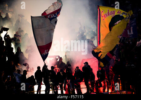 Bologna, Italia. 27 ott 2015. Bologna tifosi di calcio/calcetto : Italiano 'Serie A' match tra Bologna FC 0-1 Inter Milan a Stadio Renato Dall'Ara di Bologna, in Italia . © Maurizio Borsari/AFLO/Alamy Live News Foto Stock