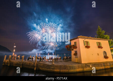 Fuochi d'artificio sopra il villaggio di Torbole sul lago di Garda, Italia, Europa Foto Stock