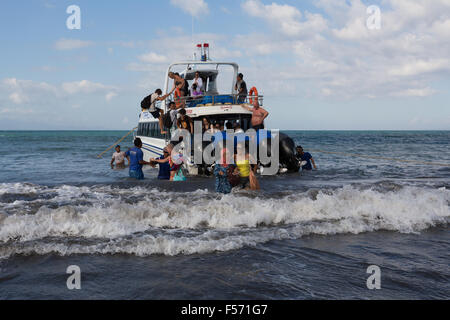 BALI, SANUR, INDONESIA - luglio 31.2015: Maruti barca veloce, tenendo 45 min di Sanur e di Nusa Penida. I passeggeri devono immettere per la Foto Stock