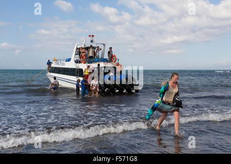 BALI, SANUR, INDONESIA - luglio 31.2015: Maruti barca veloce, tenendo 45 min di Sanur e di Nusa Penida. I passeggeri devono immettere per la Foto Stock