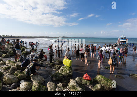 BALI, SANUR, INDONESIA - luglio 31.2015: Maruti barca veloce, tenendo 45 min di Sanur e di Nusa Penida. I passeggeri devono immettere per la Foto Stock