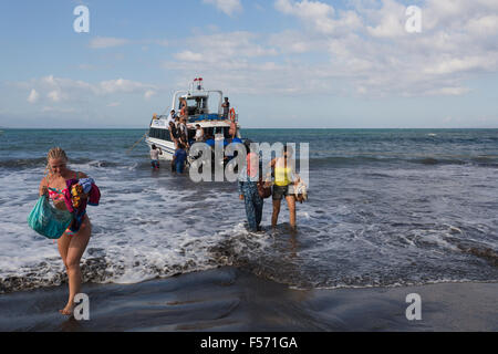 BALI, SANUR, INDONESIA - luglio 31.2015: Maruti barca veloce, tenendo 45 min di Sanur e di Nusa Penida. I passeggeri devono immettere per la Foto Stock