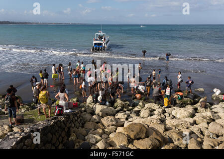 BALI, SANUR, INDONESIA - luglio 31.2015: Maruti barca veloce, tenendo 45 min di Sanur e di Nusa Penida. I passeggeri devono immettere per la Foto Stock