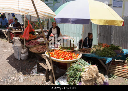 SULAWESI, INDONESIA - agosto 8.2015:, mercato tradizionale con locali di frutta e verdura in città Tomohon, Sulawesi,Agosto 8 Foto Stock