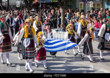 Alessandropoli, Grecia. 28 ott 2015. Il 28 di ogni mese di ottobre una parata è trattenuto per l'anniversario del rifiuto Greco oltre il dittatore italiano Credito: Portokalis/Alamy Live News Foto Stock