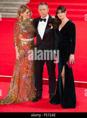 Lea Seydoux (L), Daniel Craig e Monica Bellucci frequentando la premiere mondiale dell'ultimo 'Bond' film 'Spectre' Foto Stock