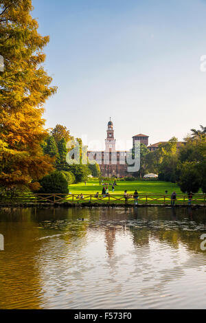 Parco Sempione con Castello Sforzesco castello medievale in background, Milano, Lombardia, Italia Foto Stock