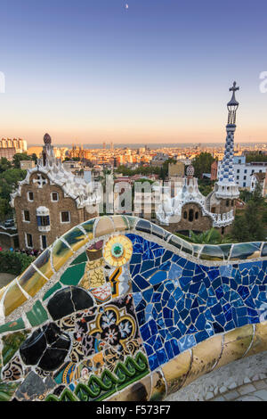 Parco Guell con lo skyline della citta' dietro al tramonto, Barcellona, in Catalogna, Spagna Foto Stock