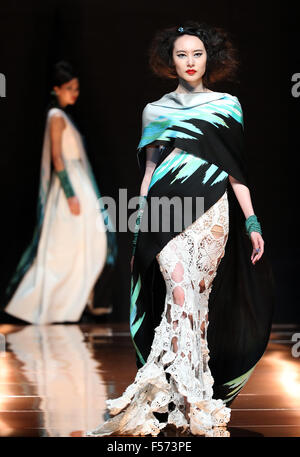 Pechino, Cina. 29 ott 2015. Modelli di creazioni presenti su Silk Road Star Cheng Yingfen collezione visualizza durante la China Fashion Week di Pechino, capitale della Cina, Ottobre 29, 2015. Credito: Chen Jianli/Xinhua/Alamy Live News Foto Stock