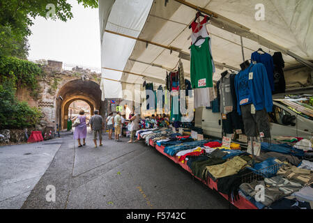 Le bancarelle del mercato , Siena, Toscana, Italia, Europa Foto Stock