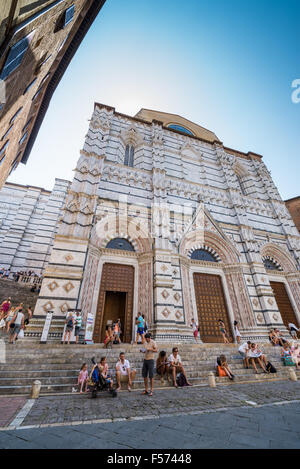 Entrata al vecchio battistero nella città di Siena, Toscana, Italia. Foto Stock