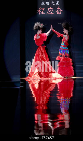 Pechino, Cina. 29 ott 2015. Modelli di creazioni presenti su Silk Road Star Cheng Yingfen collezione visualizza durante la China Fashion Week di Pechino, capitale della Cina, Ottobre 29, 2015. Credito: Chen Jianli/Xinhua/Alamy Live News Foto Stock