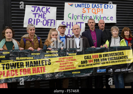 Londra, Regno Unito. 29 ott 2015. Sindaco di Tower Hamlets, John Biggs e comunità locale Gruppo, Regno East End dimostrare al di fuori del Jack lo Squartatore museo in via cavo, Shadwell, a est di Londra di questa mattina. I dimostranti protestano contro l'apertura del museo e anche un prossimo evento di Halloween in programma questo fine settimana, dove i visitatori possono essere fotografato all'interno del museo con "Jack lo Squartatore", che sarà svolto dal proprietario del museo, Mark Palmer-Edgecumbe. Credito: London pix/Alamy Live News Foto Stock