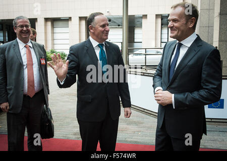 Bruxelles, BXL, Belgio. 29 ott 2015. Donald Tusk, il presidente del Consiglio europeo (R) accoglie con favore il primo ministro della Nuova Zelanda John Key al Consiglio Europeo con sede a Bruxelles, in Belgio, il 29.10.2015 da Wiktor Dabkowski Credito: Wiktor Dabkowski/ZUMA filo/Alamy Live News Foto Stock