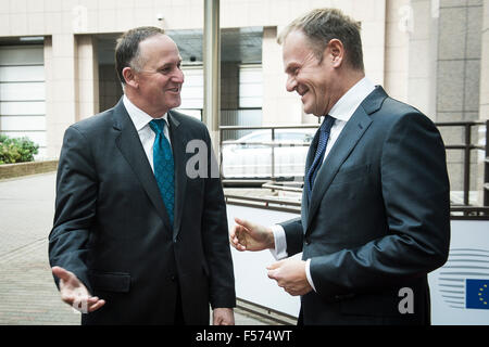 Bruxelles, BXL, Belgio. 29 ott 2015. Donald Tusk, il presidente del Consiglio europeo (R) accoglie con favore il primo ministro della Nuova Zelanda John Key al Consiglio Europeo con sede a Bruxelles, in Belgio, il 29.10.2015 da Wiktor Dabkowski Credito: Wiktor Dabkowski/ZUMA filo/Alamy Live News Foto Stock