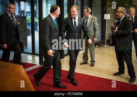 Bruxelles, BXL, Belgio. 29 ott 2015. Donald Tusk, il presidente del Consiglio europeo (R) accoglie con favore il primo ministro della Nuova Zelanda John Key al Consiglio Europeo con sede a Bruxelles, in Belgio, il 29.10.2015 da Wiktor Dabkowski Credito: Wiktor Dabkowski/ZUMA filo/Alamy Live News Foto Stock