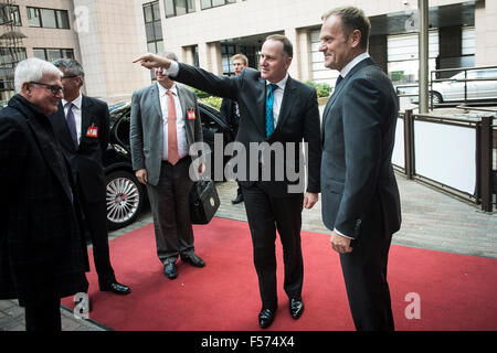 Bruxelles, BXL, Belgio. 29 ott 2015. Donald Tusk, il presidente del Consiglio europeo (R) accoglie con favore il primo ministro della Nuova Zelanda John Key al Consiglio Europeo con sede a Bruxelles, in Belgio, il 29.10.2015 da Wiktor Dabkowski Credito: Wiktor Dabkowski/ZUMA filo/Alamy Live News Foto Stock