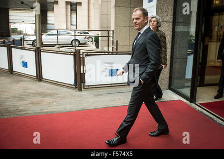 Bruxelles, BXL, Belgio. 29 ott 2015. Donald Tusk, il presidente del Consiglio europeo attende che il Primo ministro della Nuova Zelanda John Key al Consiglio Europeo con sede a Bruxelles, in Belgio, il 29.10.2015 da Wiktor Dabkowski Credito: Wiktor Dabkowski/ZUMA filo/Alamy Live News Foto Stock