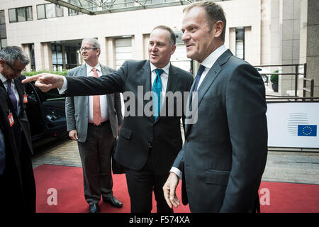 Bruxelles, BXL, Belgio. 29 ott 2015. Donald Tusk, il presidente del Consiglio europeo (R) accoglie con favore il primo ministro della Nuova Zelanda John Key al Consiglio Europeo con sede a Bruxelles, in Belgio, il 29.10.2015 da Wiktor Dabkowski Credito: Wiktor Dabkowski/ZUMA filo/Alamy Live News Foto Stock