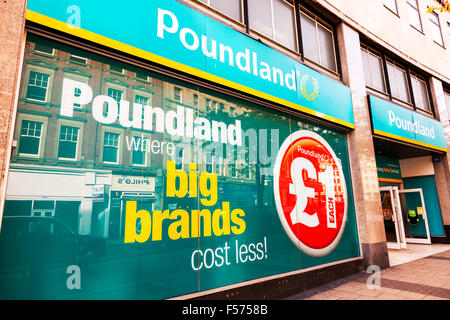 Sterlina poundland terra shop store nome sign costruire la facciata esterna ingresso Nottingham City Centre Regno Unito GB Inghilterra Nottinghamshire Foto Stock