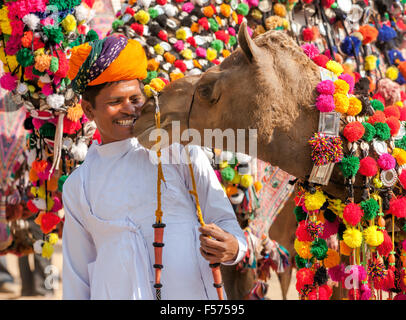 PUSHKAR, India - 22 novembre: il cammello e il suo proprietario non identificato assiste al tradizionale decorazione cammello concorrenza al camel mela Foto Stock