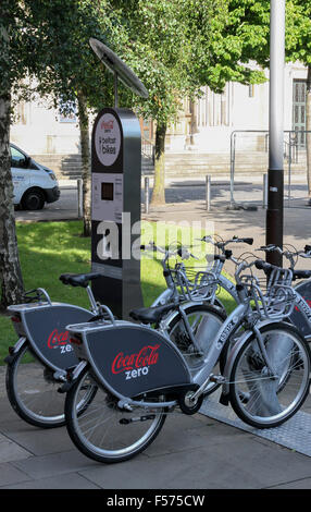 Città del Regno Unito pubblica schema di bici, la Coca Cola Zero Biciclette a Belfast Belfast Schema.Le biciclette messe a punto di raccolta. Foto Stock