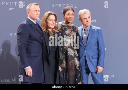 Berlino, Germania. 28 ott 2015. (L-r) Daniel Craig, american film di produttori Barbara Broccoli, Naomie Harris e Christoph Waltz alla Premiere del nuovo film di James Bond film 'pectre" presso le Sale del Cinestar Sonycenter a Berlino, Germania. In ottobre 287th, 2015./picture alliance Credit: dpa picture alliance/Alamy Live News Foto Stock