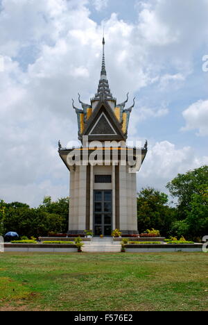 Cranio Pagoda in corrispondenza dei campi di sterminio di Choeung Ek in Phnom Penh Cambogia Foto Stock