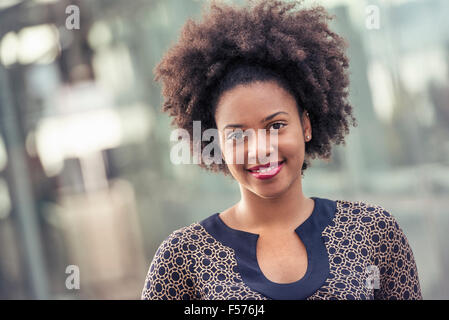 Sorridente ragazza in un abito con la tecnica keyhole scollatura Foto Stock