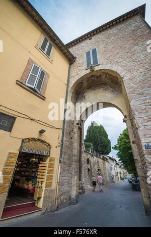 Porta Nuova (gate), Assisi holly town, Umbria, Italia, Europa Foto Stock