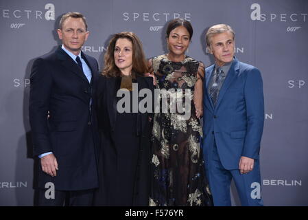 Berlino, Germania. 28 ott 2015. (L-r) Daniel Craig, american film di produttori Barbara Broccoli, Naomie Harris e Christoph Waltz alla Premiere del nuovo film di James Bond film 'pectre" presso le Sale del Cinestar Sonycenter a Berlino, Germania. In ottobre 287th, 2015./picture alliance Credit: dpa picture alliance/Alamy Live News Foto Stock